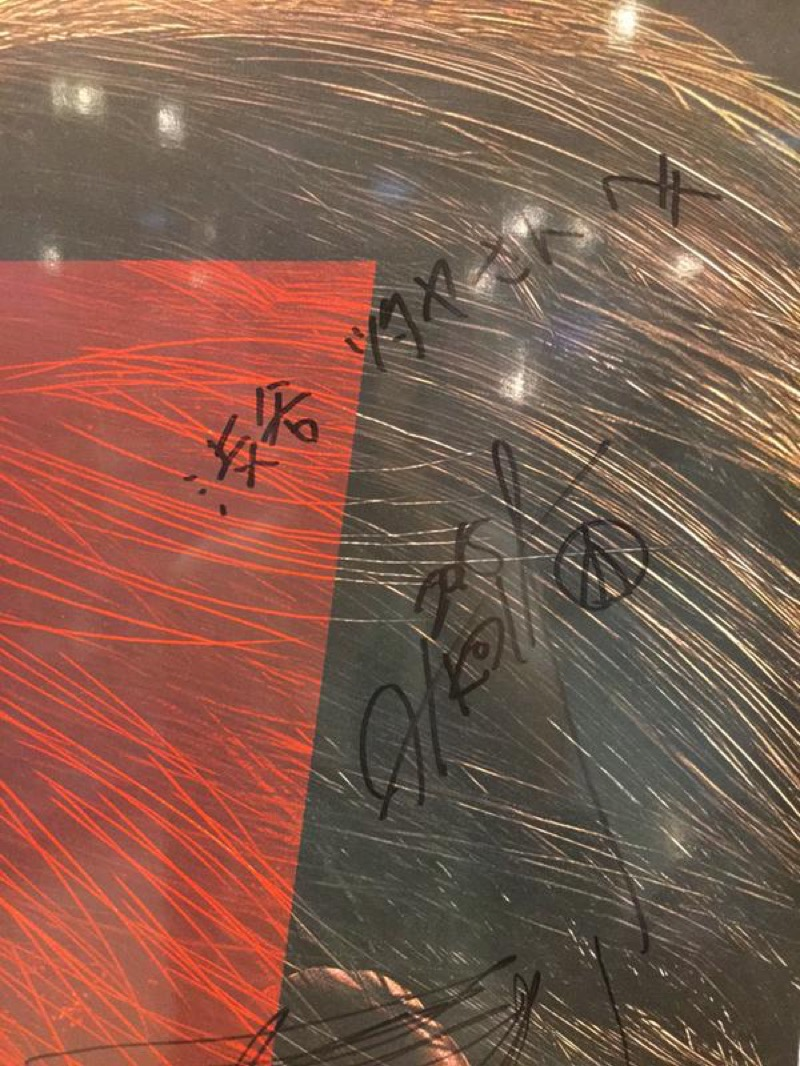 Illustration for article titled Hideo Kojima Sneaks Out, Signs Autographs